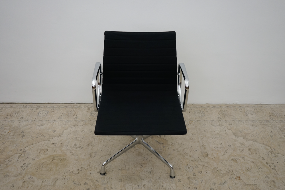 Vitra EA108 Hopsak Konferenzstuhl in Schwarz Eames Refurbished