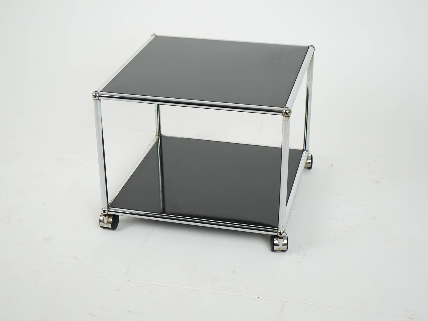 USM Haller Beistelltisch Graphitschwarz