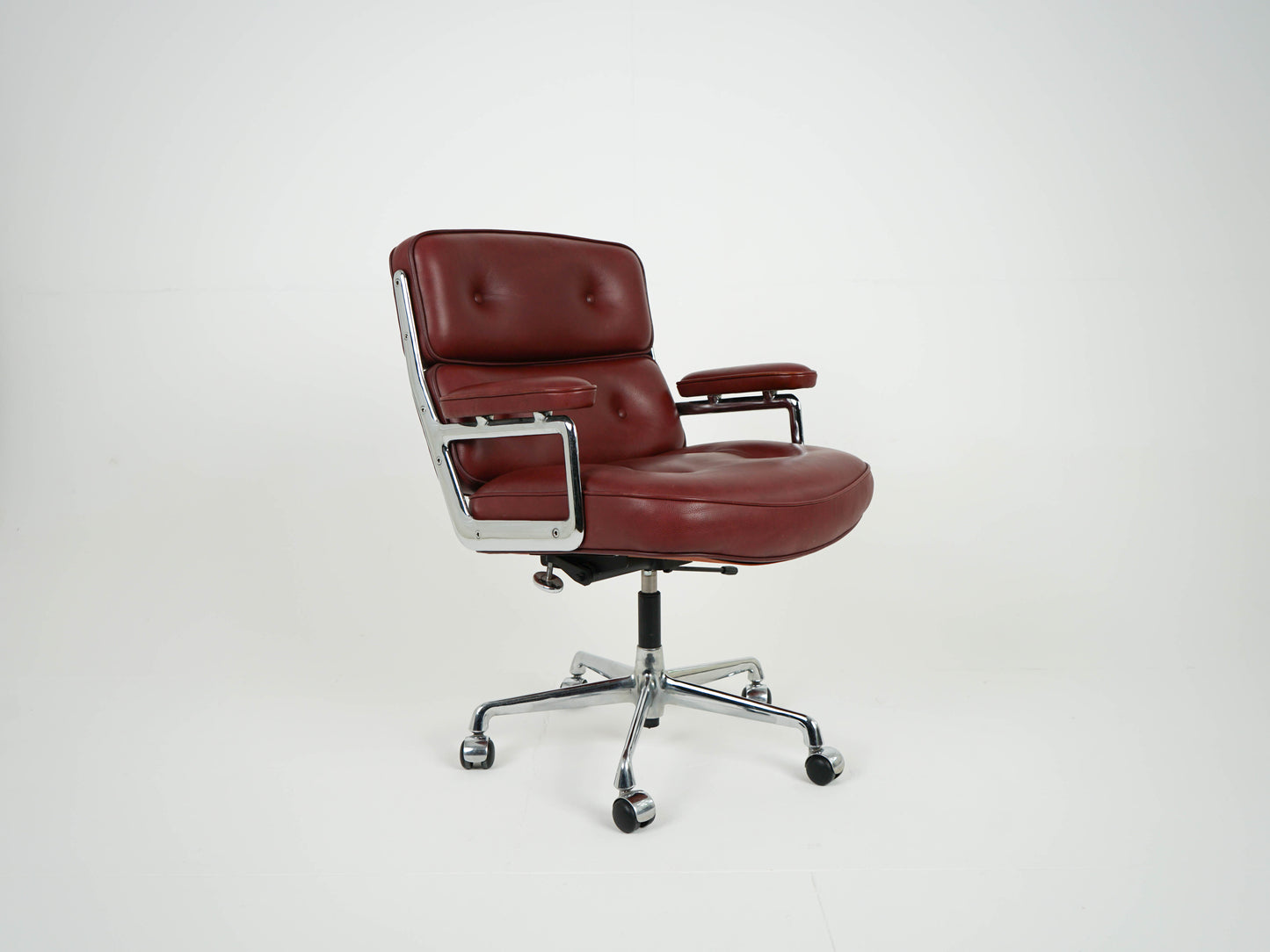 Vintage Charles Eames Lobby Chair ES104 by Herman Miller 1970s