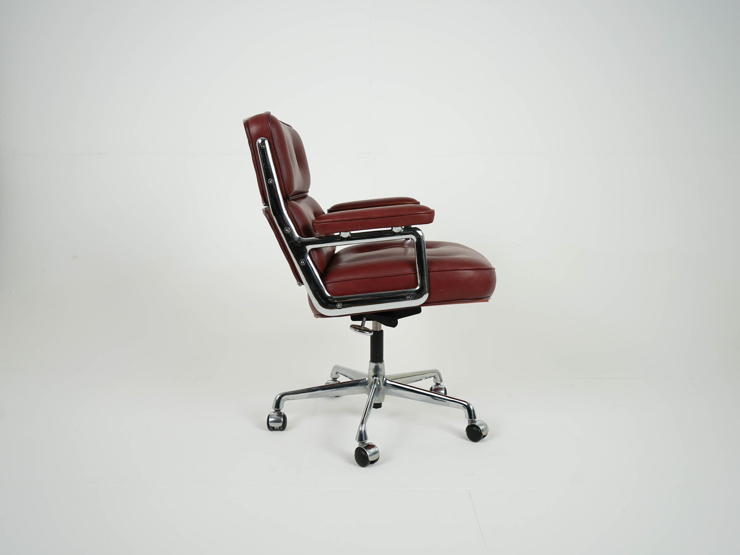Vintage Charles Eames Lobby Chair ES104 by Herman Miller 1970s
