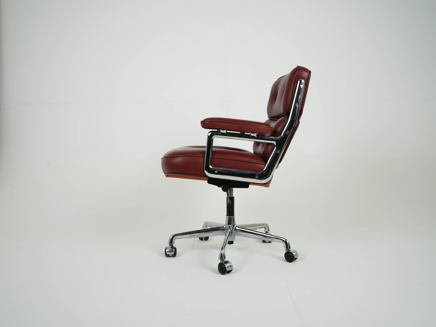 Vintage Charles Eames Lobby Chair ES104 by Herman Miller 1970s