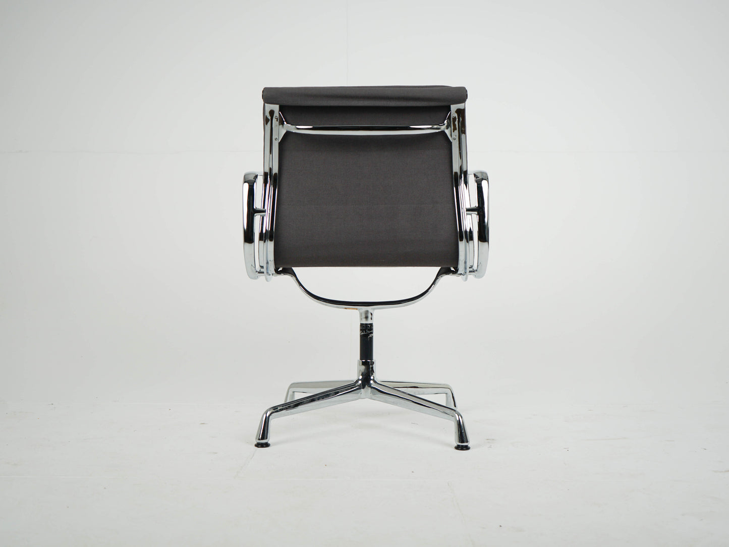 Vitra EA208 Soft Pad Chair in Grau Eames Refurbished