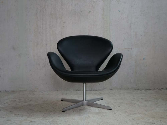 ARNE JACOBSEN Swan Chair 3320 Fritz Hansen Elegance Leder Schwarz