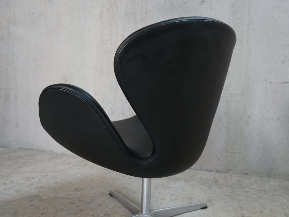 ARNE JACOBSEN Swan Chair 3320 Fritz Hansen Elegance Leder Schwarz