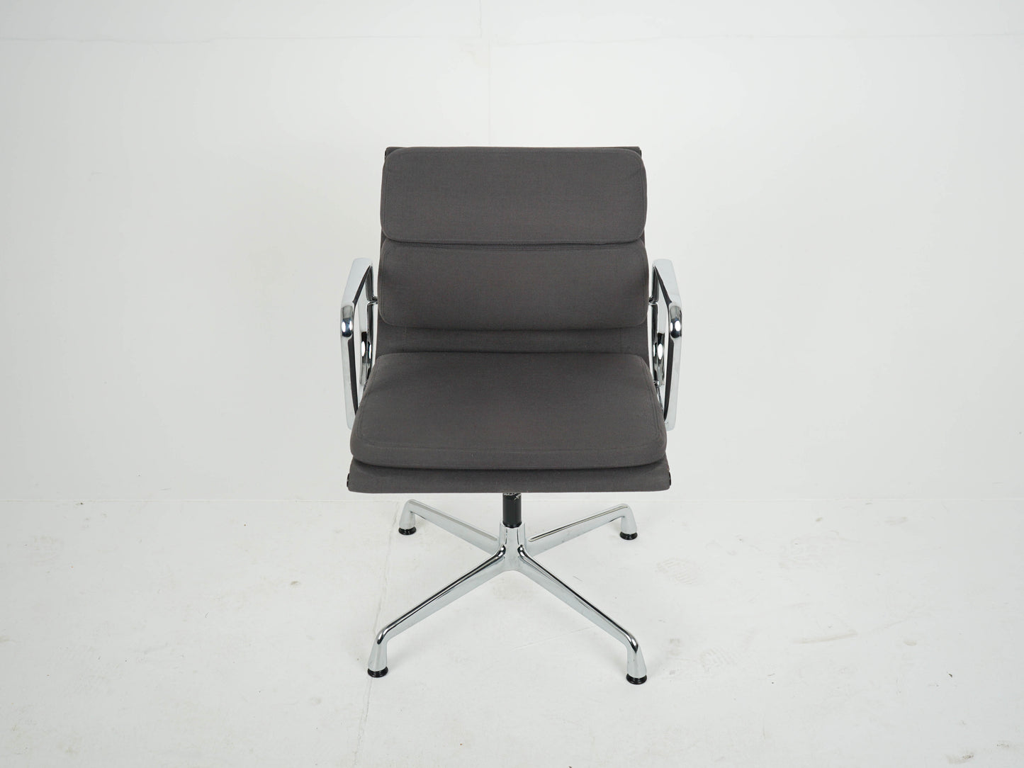 Vitra EA208 Soft Pad Chair in Grau Eames Refurbished