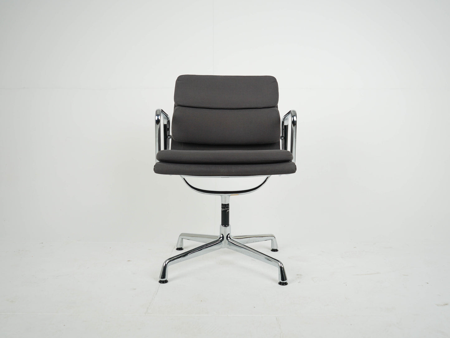 Vitra EA208 Soft Pad Chair in Grau Eames Refurbished
