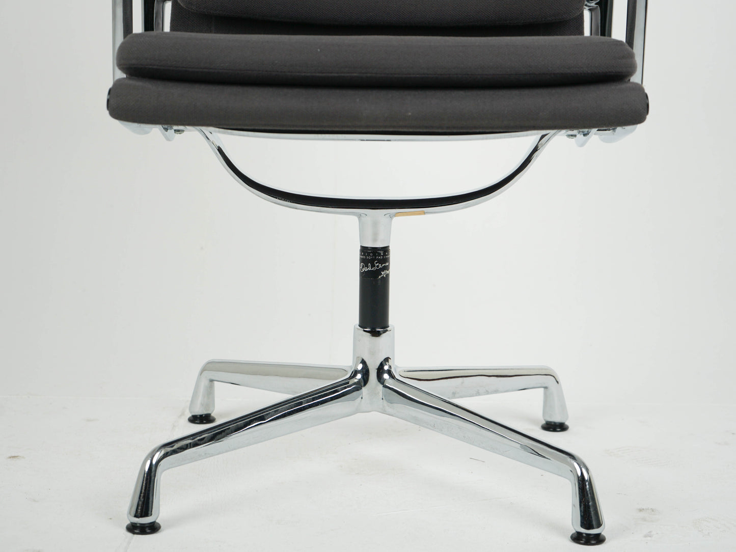 Vitra EA208 Soft Pad Chair in Grau Eames Refurbished