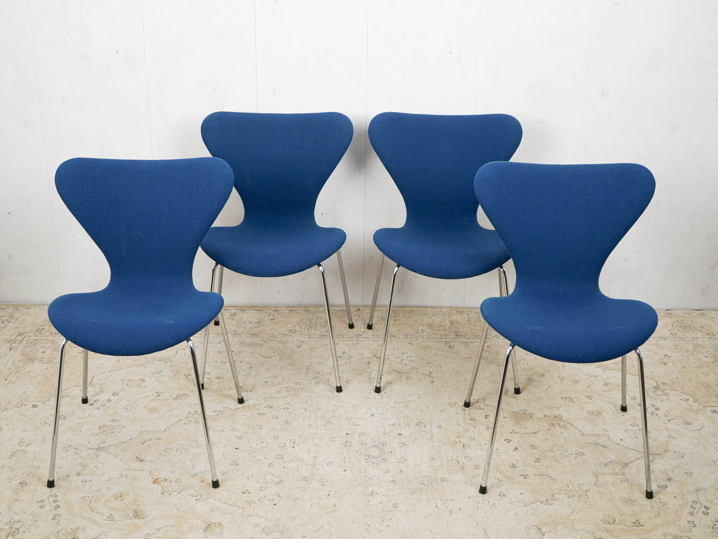 SET 4 x Fritz Hansen Serie 7 3107 von Arne Jacobsen Vollpolster Bezug