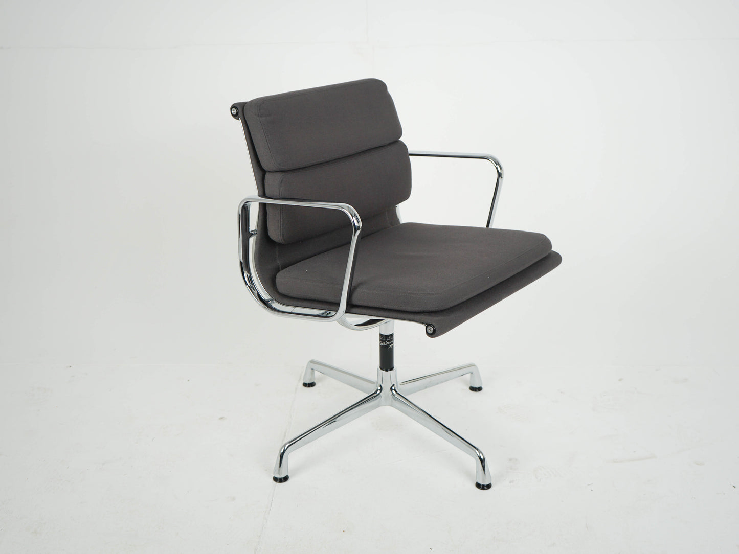 Vitra EA208 Soft Pad Chair in Grau Eames Refurbished