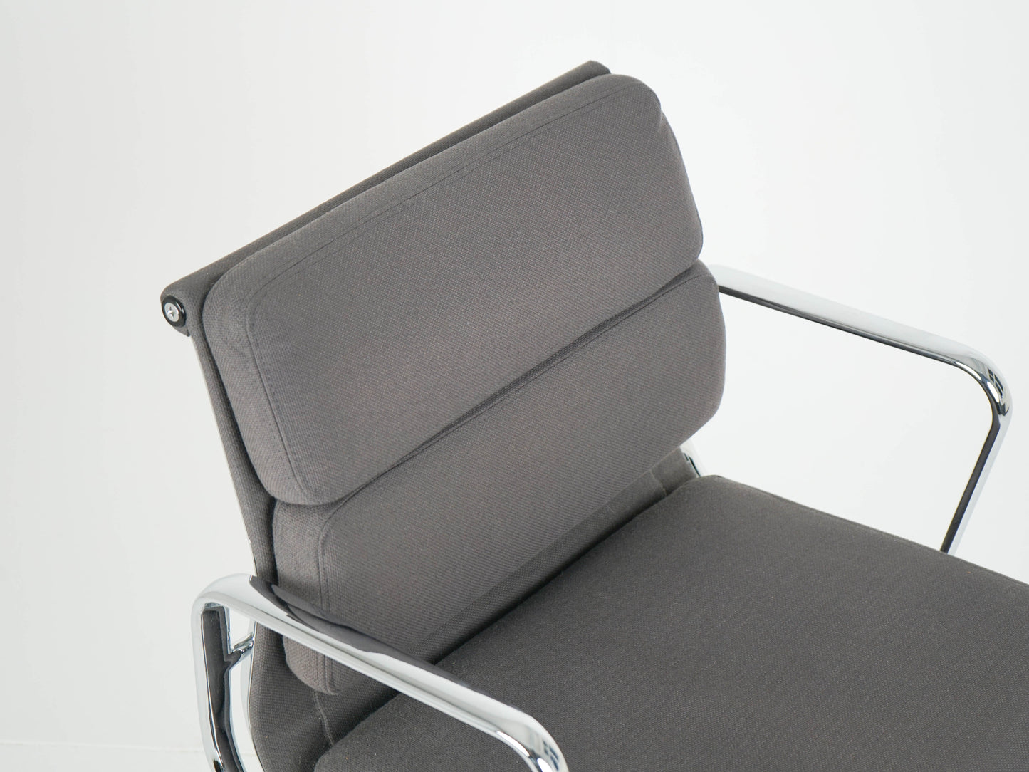 Vitra EA208 Soft Pad Chair in Grau Eames Refurbished