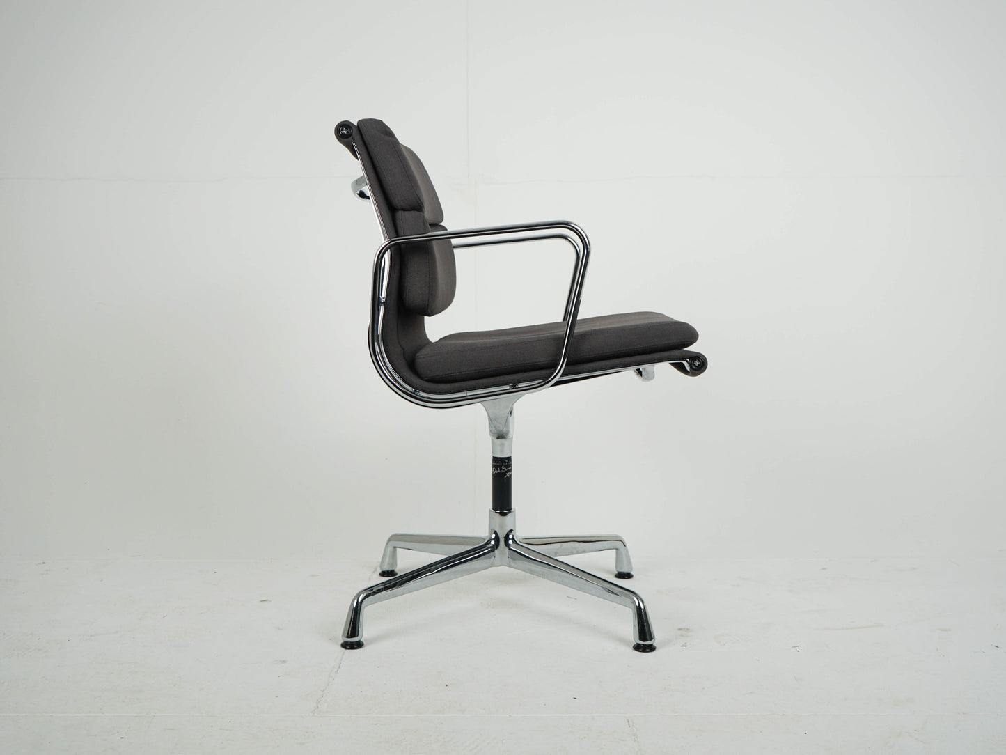 Vitra EA208 Soft Pad Chair in Grau Eames Refurbished