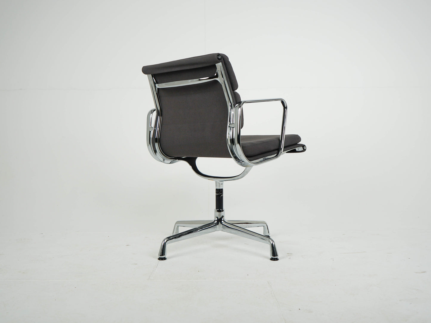 Vitra EA208 Soft Pad Chair in Grau Eames Refurbished