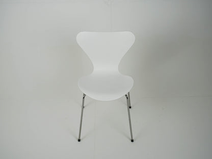 Fritz Hansen Serie 7 weiß von Arne Jacobsen