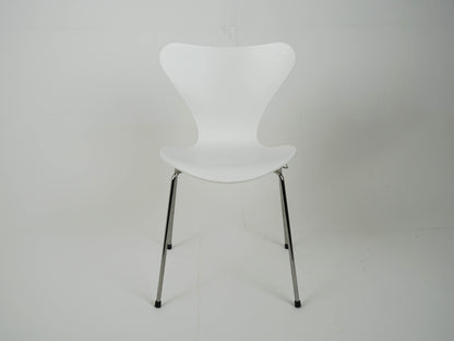 Fritz Hansen Serie 7 weiß von Arne Jacobsen