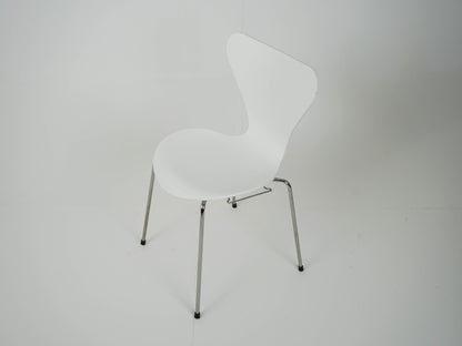 Fritz Hansen Serie 7 weiß von Arne Jacobsen