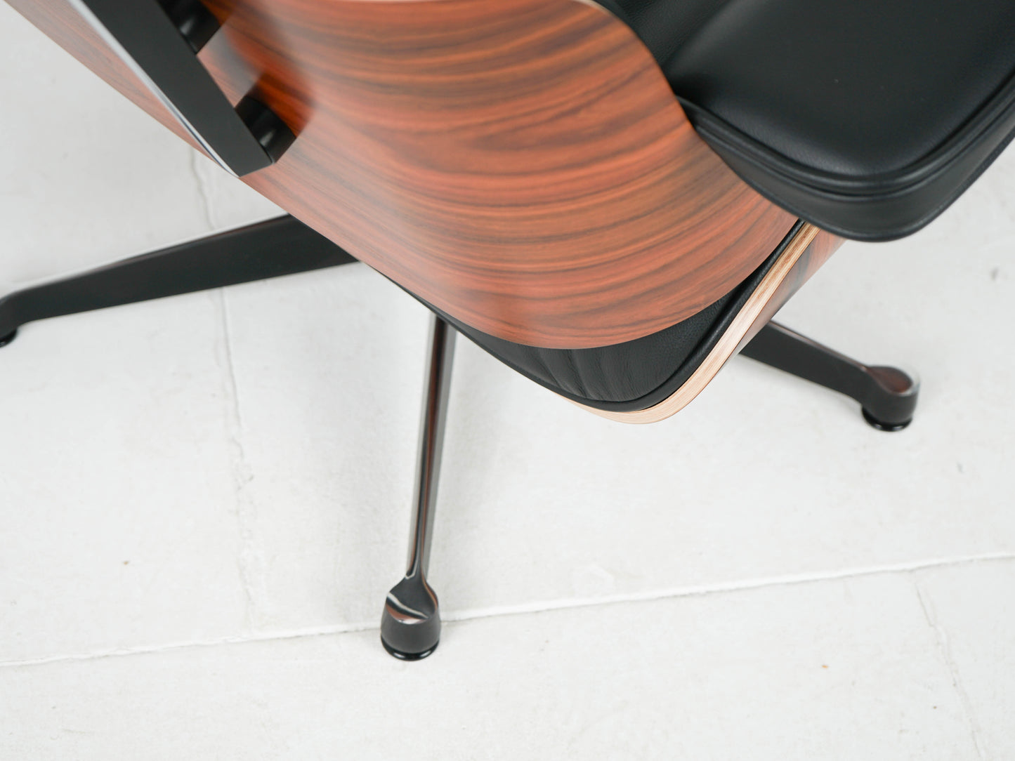 Eames Lounge Chair & Ottoman Neuwertig Nero Leder