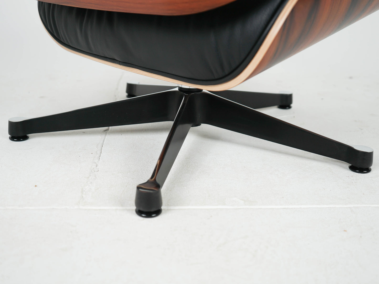 Eames Lounge Chair & Ottoman Neuwertig Nero Leder